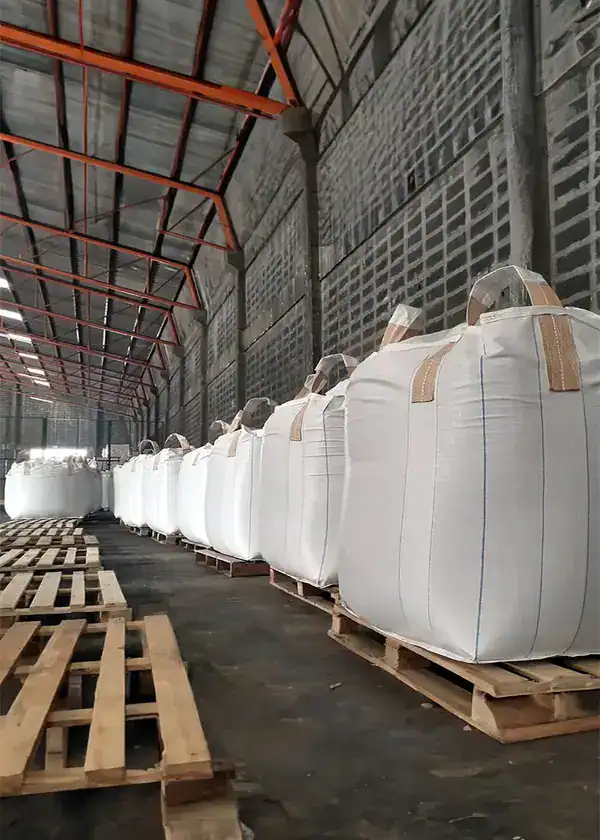 Almacén de Grupo Spectra con big bags sobre pallets de madera